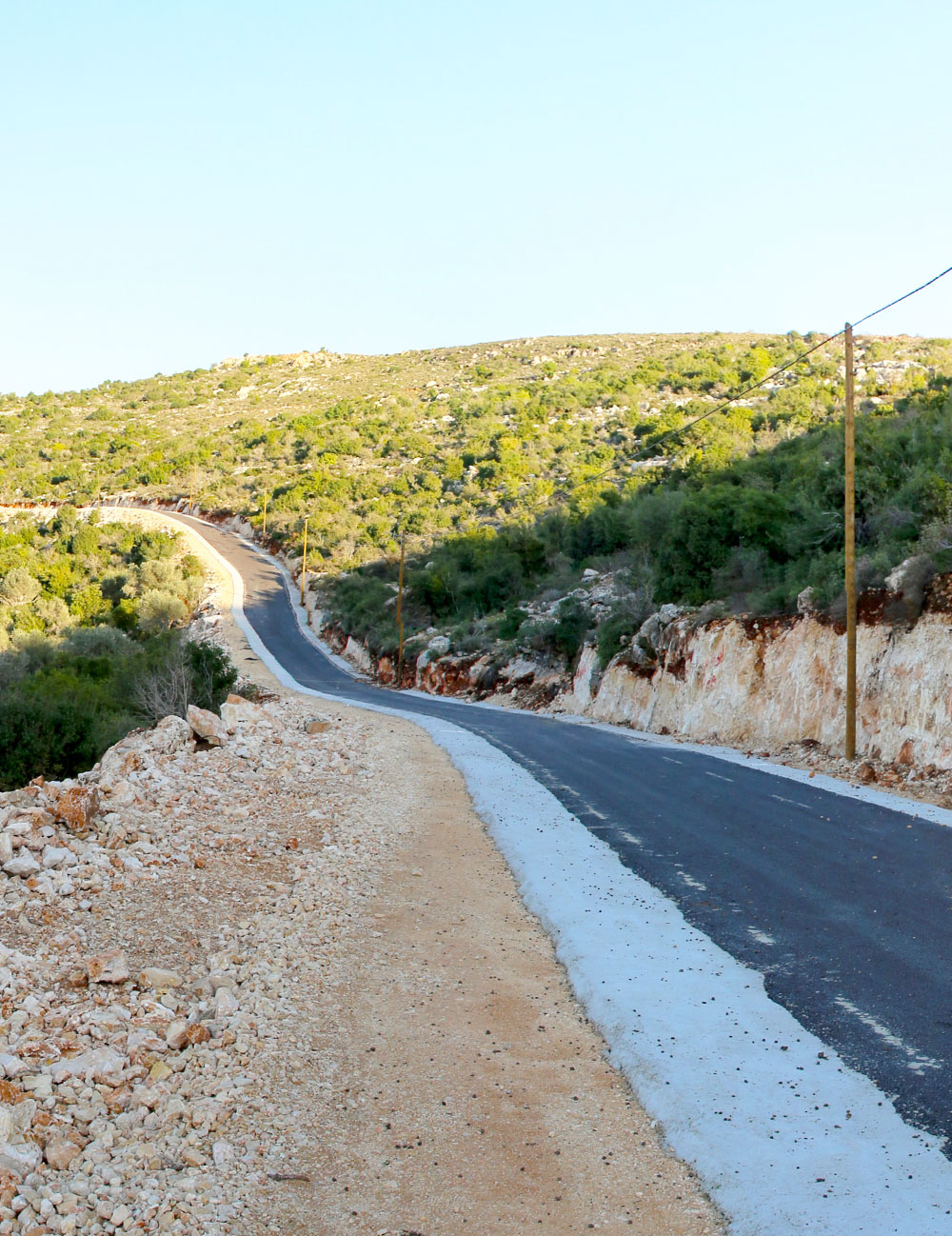 شارع يؤدي لأراضي طابو